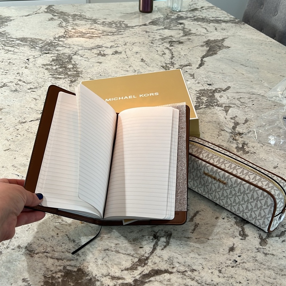 Michael Kors Logo Notebook and Pencil Case Gift Set Vanilla - Picture 6 of 16